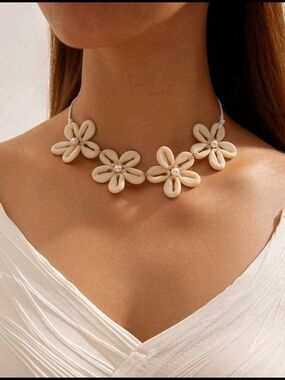 Beige Shell Flower Choker Necklace
